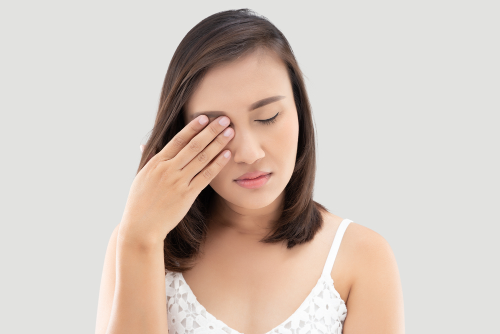 眼睛乾澀原因不只一種，應至眼科求診以了解 眼睛乾澀 改善方法。